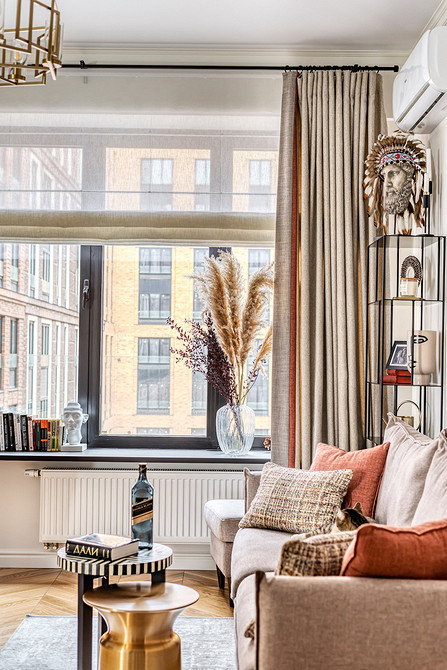 Комплект журнальних столиків різних розмірів у вітальні з диваном кутової форми.