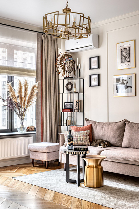 Журнальний столик з металевими ніжками у вітальні з яскравими акцентами та сучасним декором.