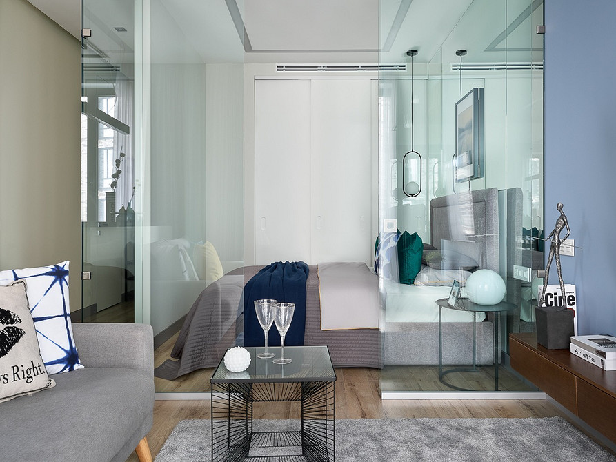 Сучасний журнальний столик з дерева та металу в мінімалістичній вітальні.