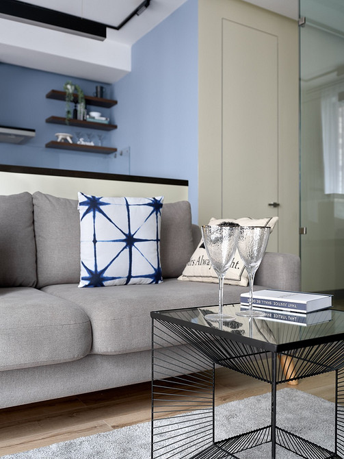 Журнальний столик-пуф у вітальні, зручне рішення для невеликого простору.