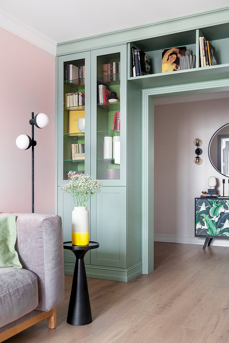 Журнальний столик з підсвіткою у вітальні з темними стінами та м'яким освітленням