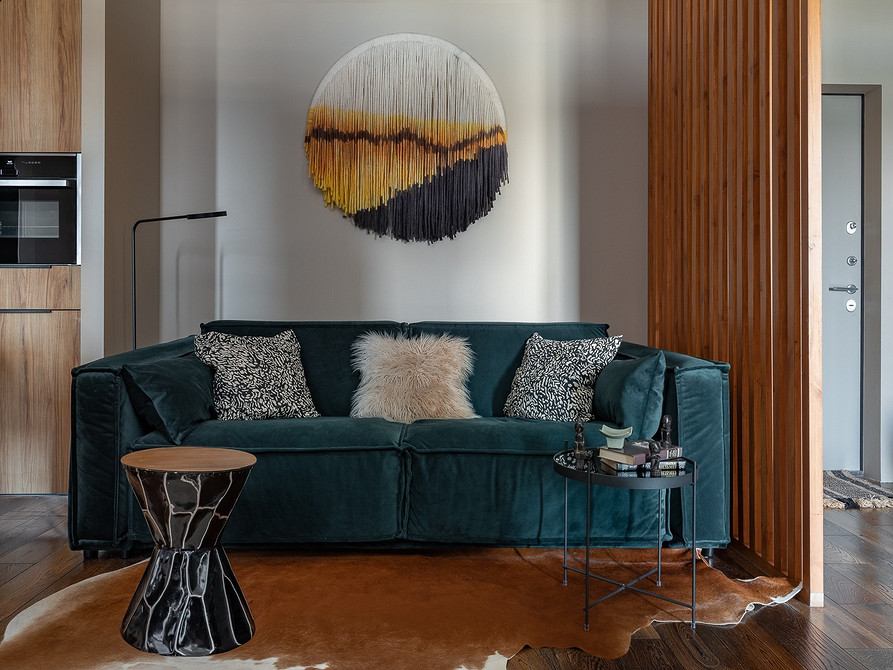 Журнальний столик з натурального дерева у вітальні з каміном та книжковими полицями.