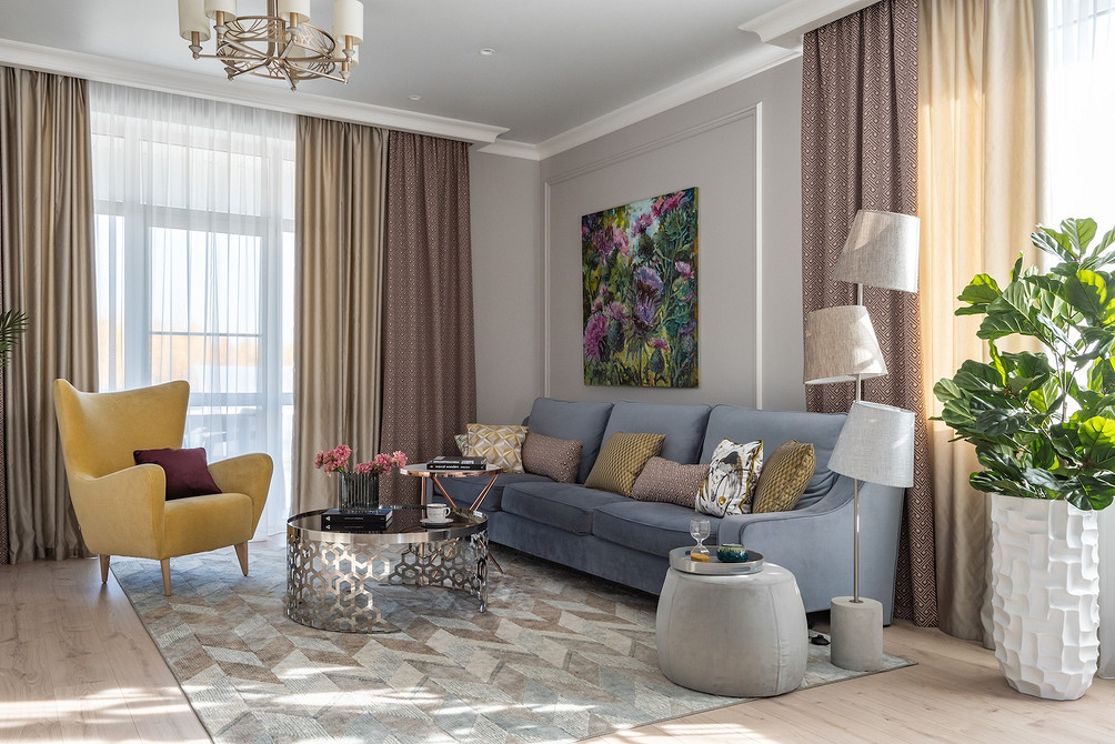 Журнальний столик з двома рівнями для зберігання у вітальні з каміном