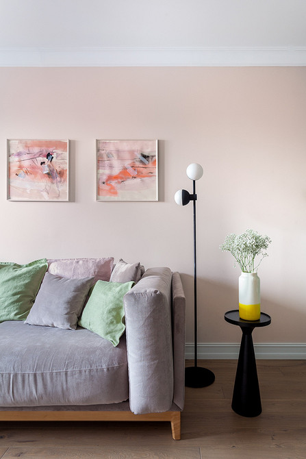 Набір журнальних столиків різної висоти у вітальні з яскравим акцентом