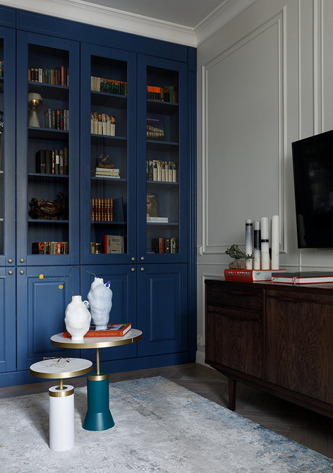 Дизайнерський журнальний столик у вітальні з елегантним декором та освітленням.