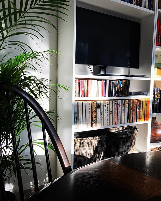 Функціональні та стильні меблі: полиці та стелажі ІКЕА для будь-якої кімнати