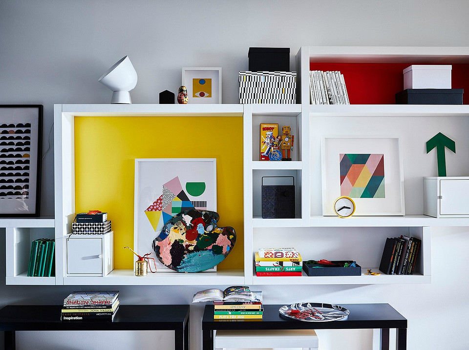 Креативне використання стелажів БІЛЛІ від ІКЕА для зберігання книг та декору.