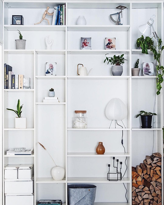 Полки ІКЕА як елемент декору: оригінальні рішення для вітальні.