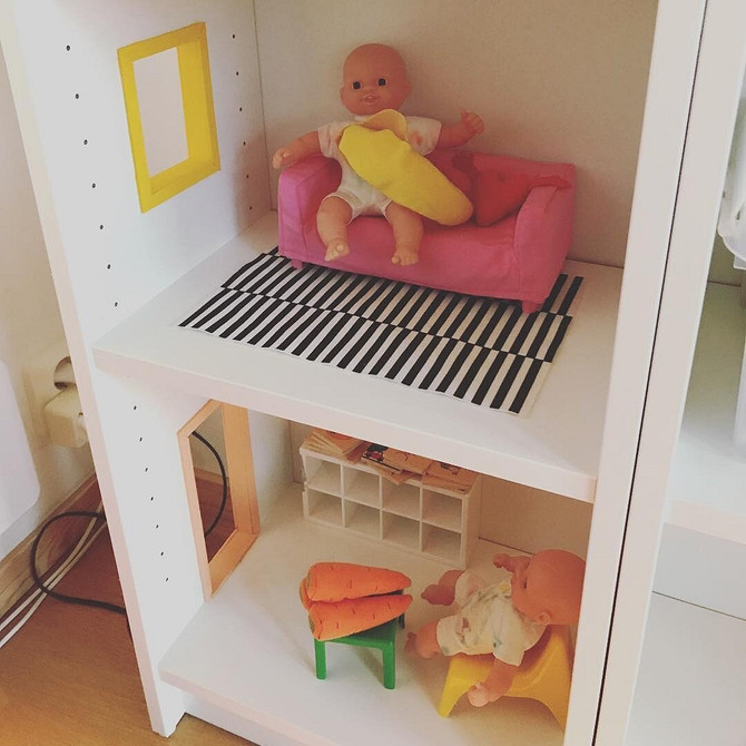 Ідеї для меблів ІКЕА: комбінування полиць та стелажів для максимальної функціональності.