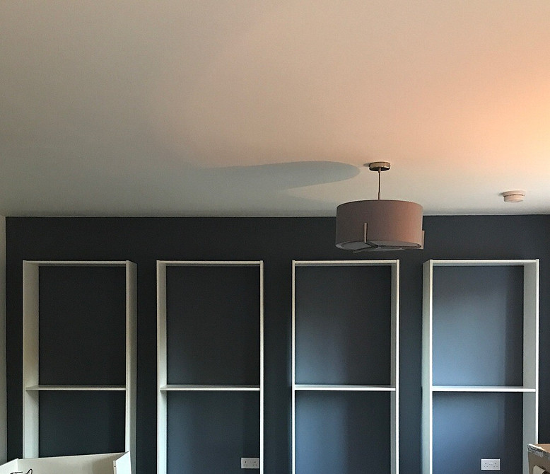 Оригінальний дизайн стіни з використанням полиць різних розмірів від ІКЕА.