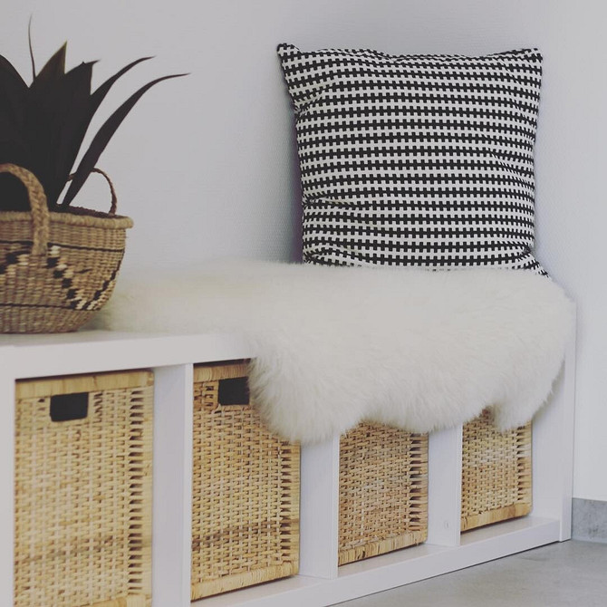 Організація робочого простору вдома з використанням полиць та стелажів ІКЕА.