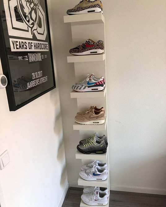 Нестандартне використання полиць ІКЕА як роздільників простору в кімнаті.