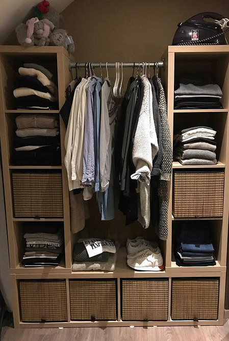 Стелажі БІЛЛІ від ІКЕА як частина системи зберігання та декору кімнати.