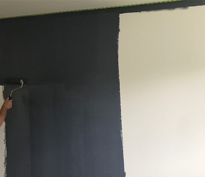 Стелажі БІЛЛІ від ІКЕА для зберігання одягу та аксесуарів в гардеробній.