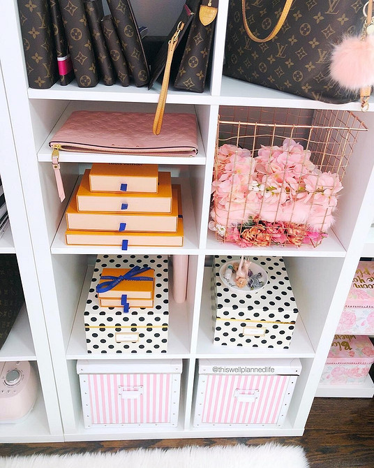 Нестандартне використання полиць ІКЕА у ванній кімнаті для зберігання рушників та косметики.