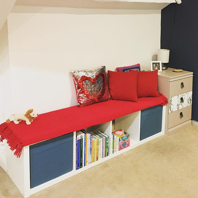 Креативні ідеї використання полиць ІКЕА для зберігання книг та декору.