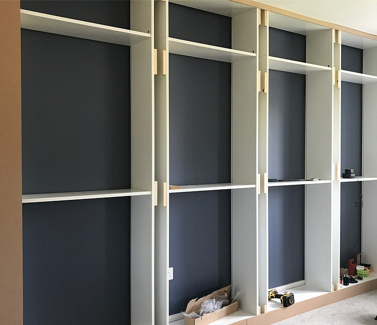 Полки ІКЕА на кухні для зберігання спецій, посуду та кухонного приладдя.