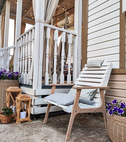 Сучасний інтер'єр з радянськими меблями: журнальний столик та крісла в зоні відпочинку.