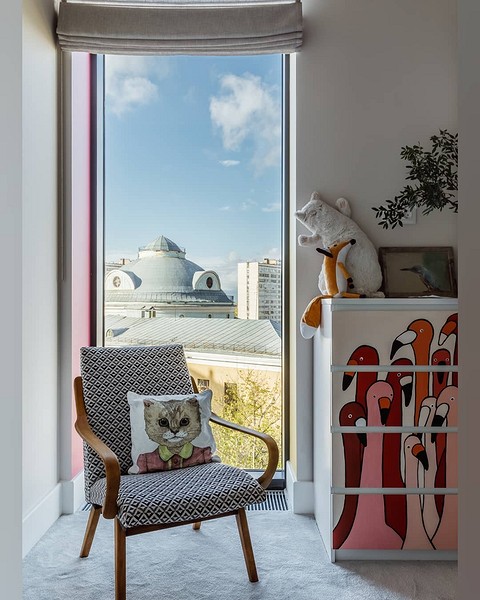 Ретро диван у вітальні в стилі бохо: яскравий акцент та зручне місце для відпочинку.