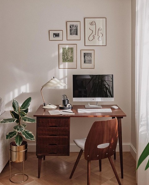 Дизайн інтер'єру з використанням меблів в стилі бохо: яскравий килим та ретро крісло.