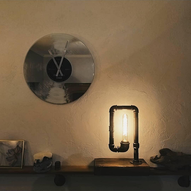 Нестандартна вішалка для одягу з водопровідних труб у сучасному інтер'єрі