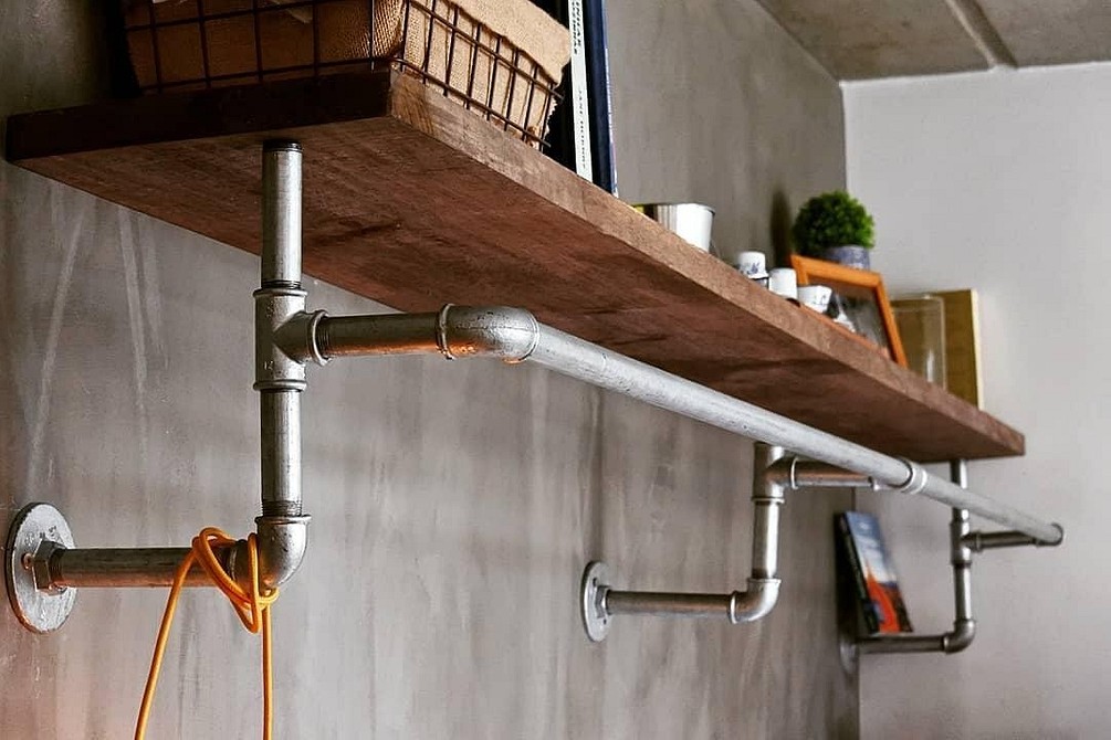 Неординарна поличка з водопровідних труб у інтер'єрі, зроблена своїми руками