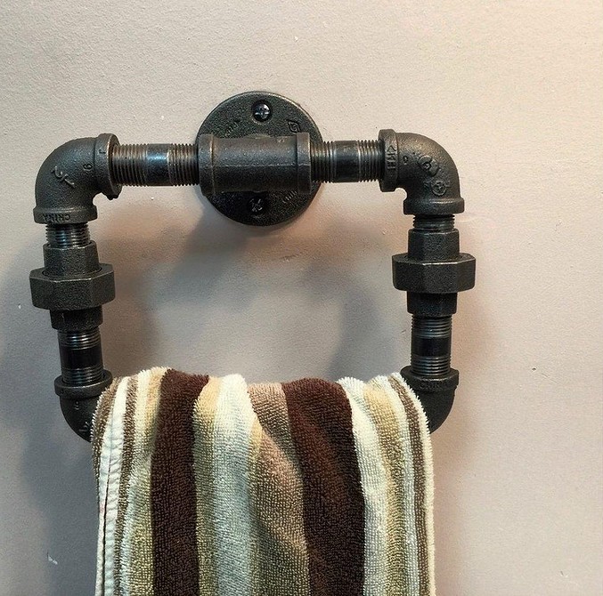 Нестандартна барна стійка з водопровідних труб в інтер'єрі кухні в стилі лофт