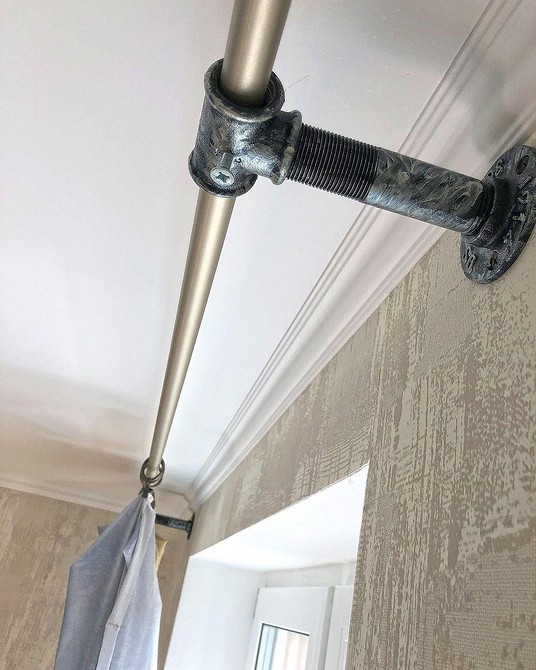 Функціональна тумба під телевізор з водопровідних труб: меблі в стилі лофт.