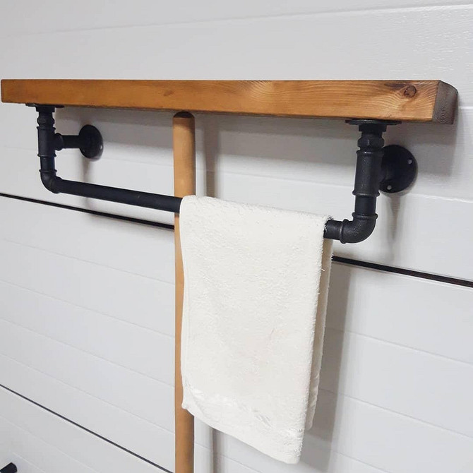 Дзеркало в рамі з водопровідних труб для унікального дизайну ванної кімнати