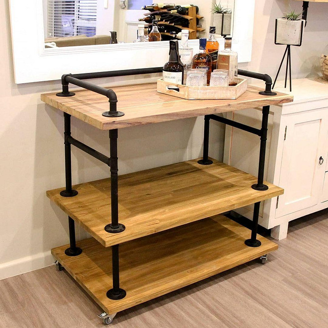 Дизайнерська етажерка з водопровідних труб для книг та декору в стилі лофт.