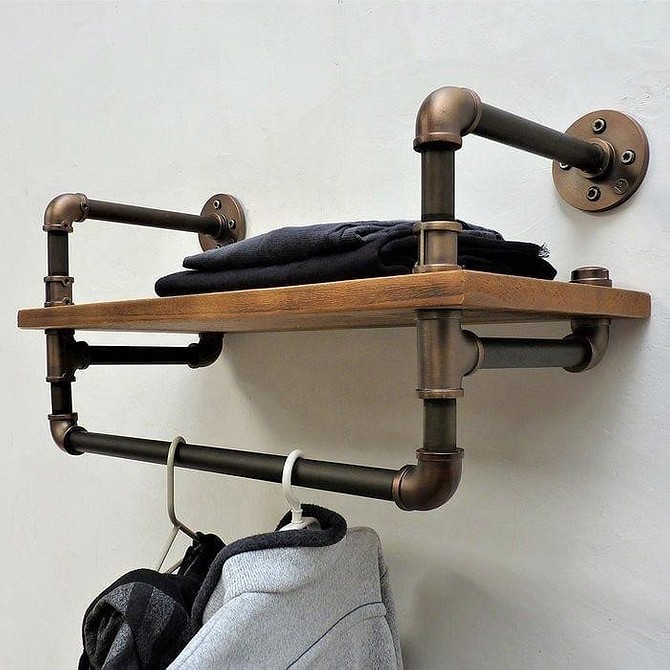 Креативний декор стіни з водопровідних труб у стилі лофт для дому