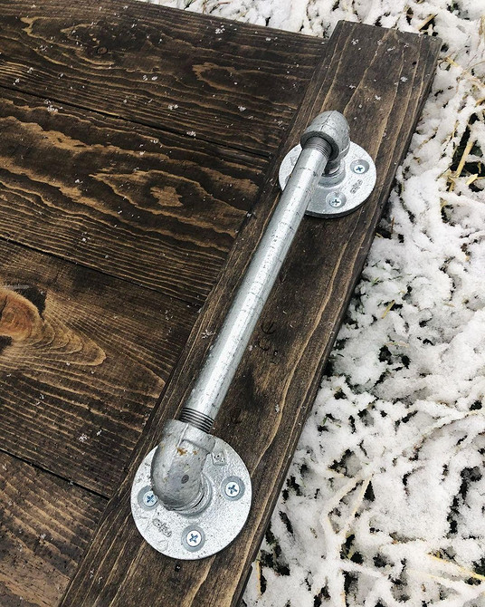 Унікальний декор з водопровідних труб: настінна полиця в стилі лофт.