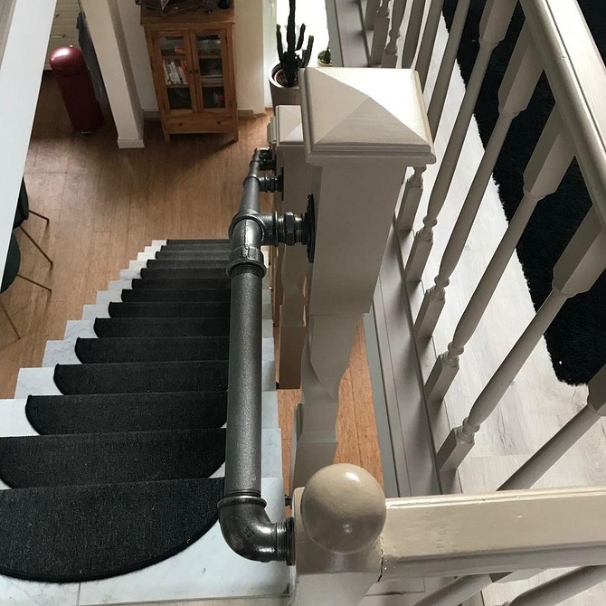 Креативна ідея: дзеркало в рамі з водопровідних труб для унікального інтер'єру.