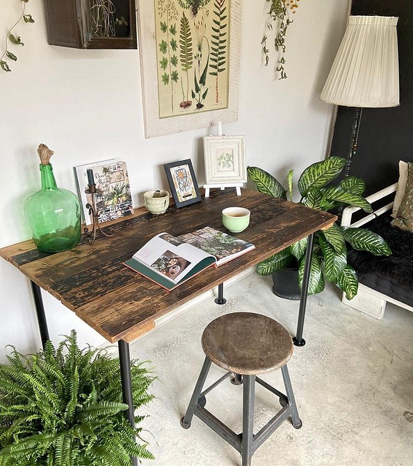 Неординарний світильник, зроблений з водопровідних труб, додає індивідуальності інтер'єру.