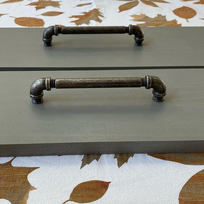 Стильний світильник з водопровідних труб для інтер'єру в стилі лофт.