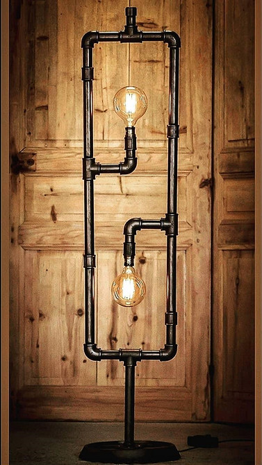 Книжкова полиця з водопровідних труб у квартирі з елементами лофту