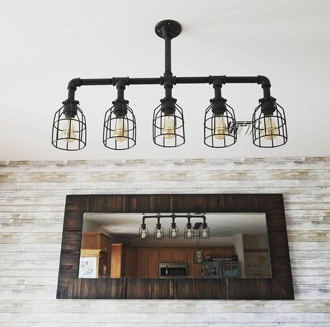 Стильний стіл з водопровідних труб та дерев'яної стільниці для інтер'єру лофт