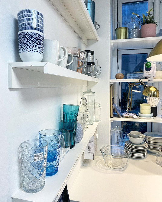 Організація простору в передпокої з вузькою полицею IKEA для ключів, гаманця та дрібних речей