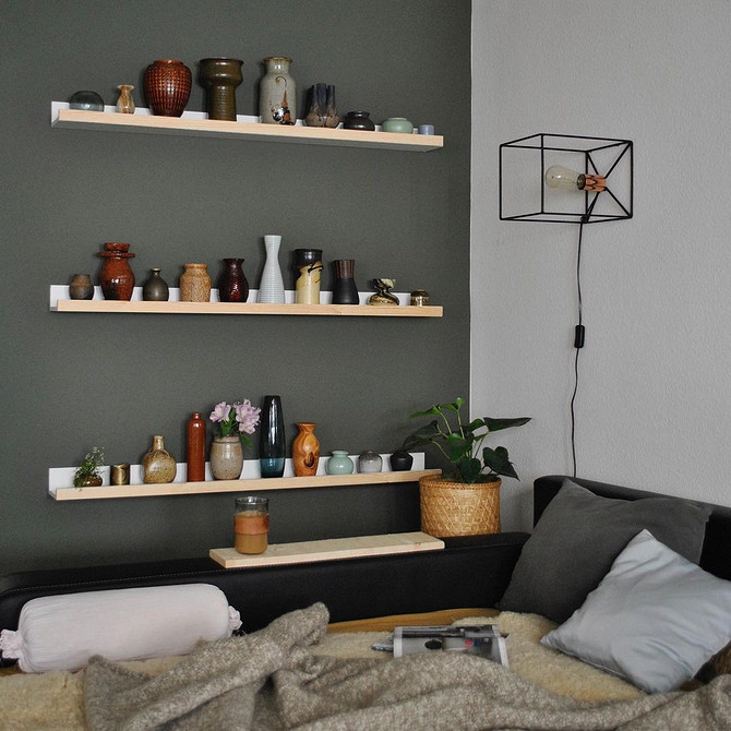 Декоративна вузька полиця IKEA з фотографіями та сувенірами: ідеї для дому