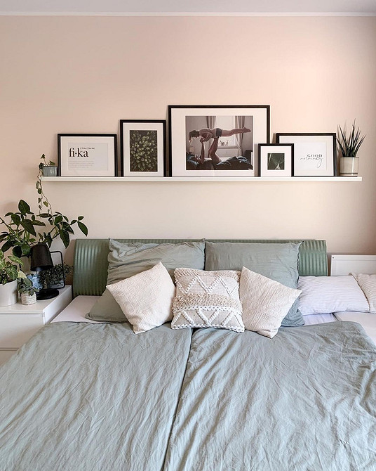 Вузька біла полиця IKEA з книгами та рослинами: організація простору