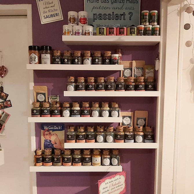 Вузька полиця IKEA у спальні як приліжкова тумбочка: економія простору та стильний декор