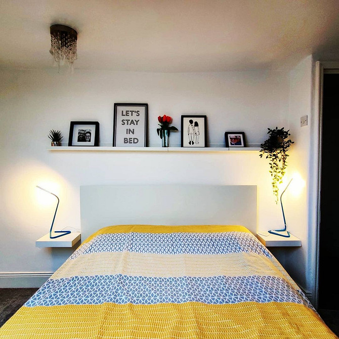 Вузька полиця IKEA у ванній кімнаті для зберігання косметики та рушників