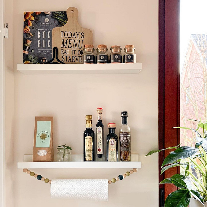 Ідеї для дому: вузька полиця IKEA у дитячій кімнаті для зберігання книг та іграшок