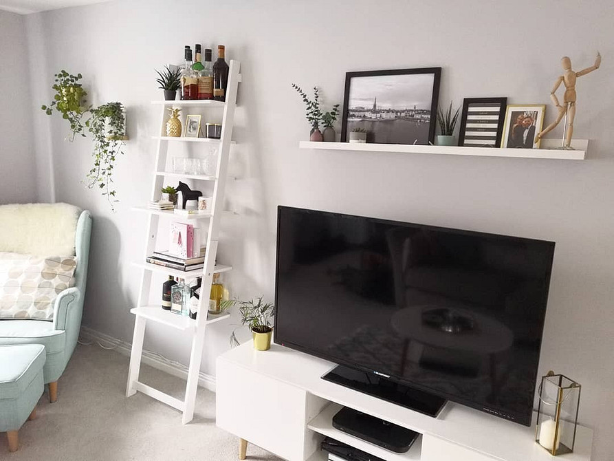 Вузькі полиці IKEA для організації дитячої кімнати: іграшки та книги завжди під рукою