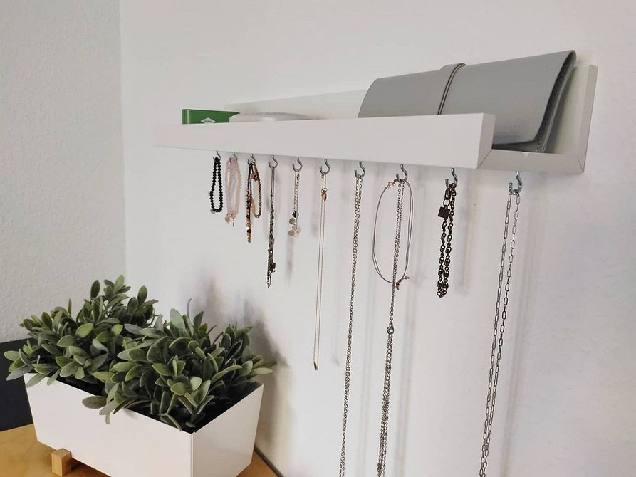 Вузька полиця IKEA у вітальні: ідеальне рішення для організації книг та декору.