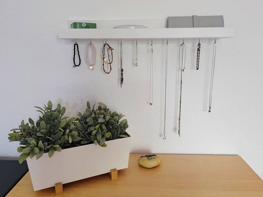 Вузька полиця IKEA на кухні для спецій та кухонного приладдя, організація простору.