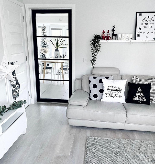 Вузькі полиці IKEA як частина домашньої бібліотеки, ідеї для організації простору.