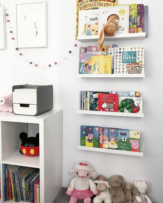 Вузька дерев'яна полиця IKEA для зберігання книг і рослин у невеликому коридорі