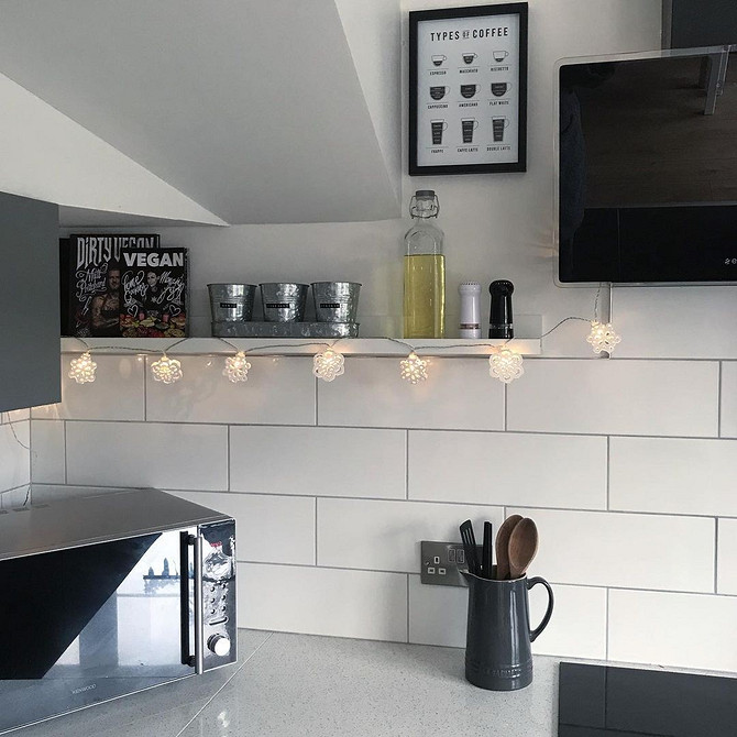 Вузькі полиці IKEA на кухні: стильне та практичне рішення для зберігання спецій та кухонного приладдя