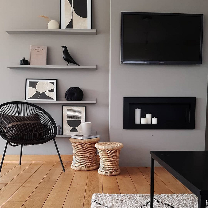 Вузькі полиці IKEA у ванній кімнаті: стильне рішення для зберігання косметики та рушників